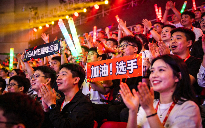 IGAME趣味运动资讯赛事速递配图，观众席上为选手加油的热烈场景