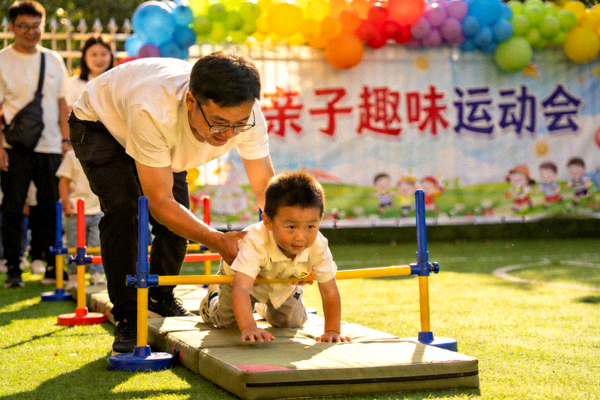 亲子趣味运动场景，家长与孩子一起完成障碍穿越小游戏